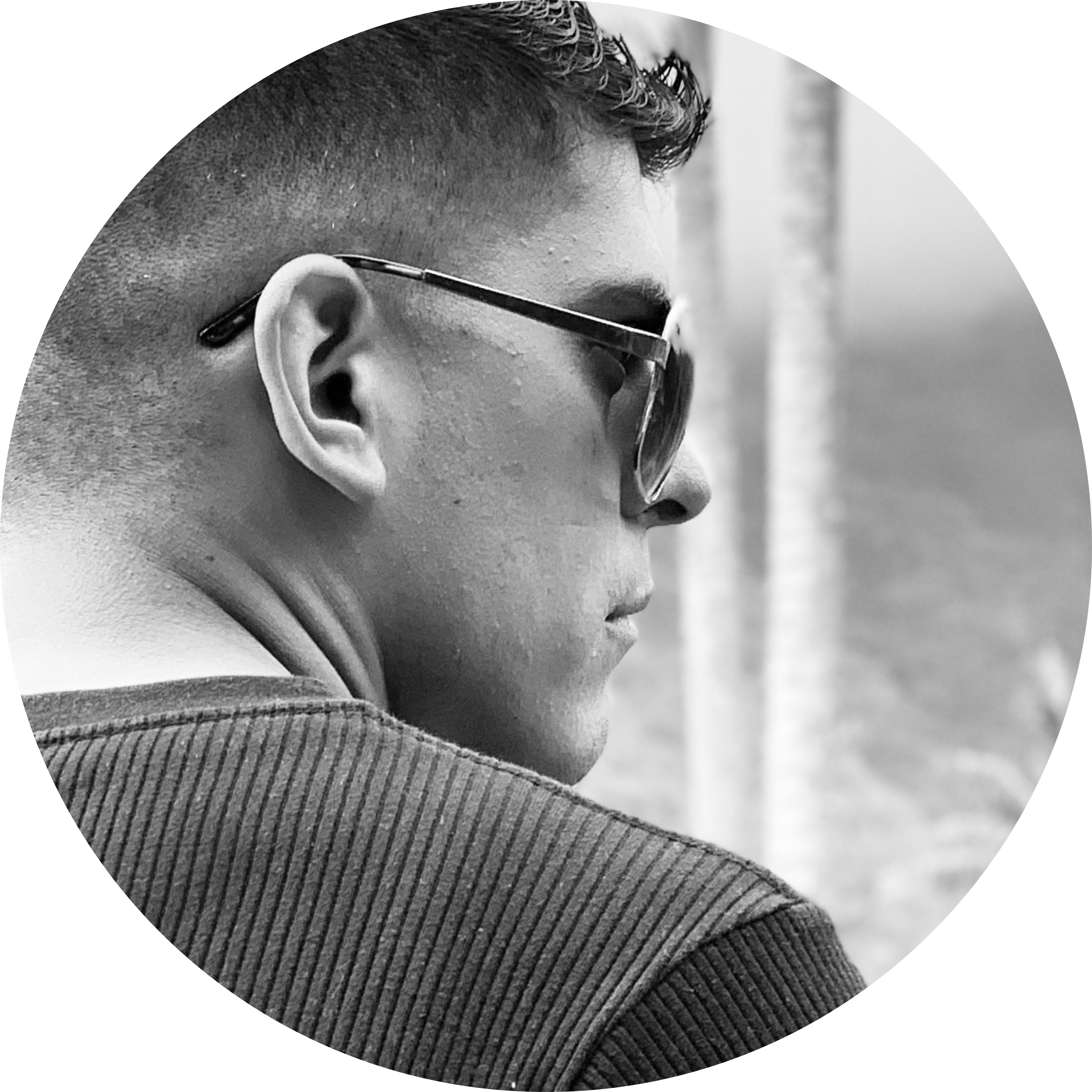 Foto de David Salgado Una fotografia de David Salgado en blanco y negro de espaldas